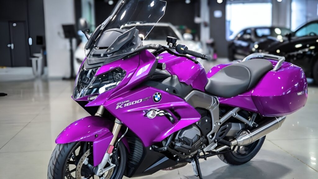BMW K1600GT: Moto Touring en Color Púrpura Vibrante